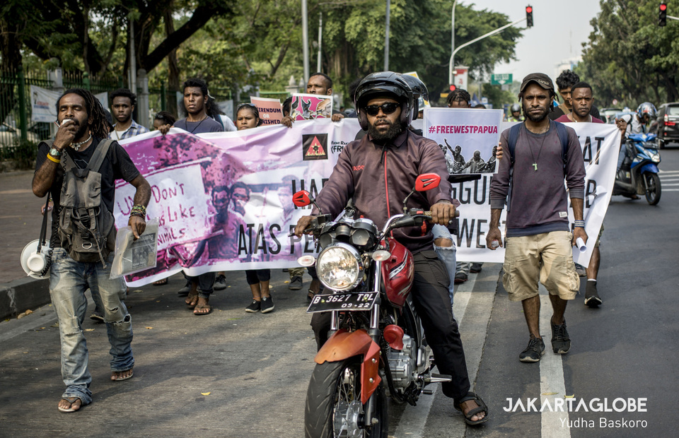 Activists make their way to Aspiration Park in front of the State Palace after protesting outside the US Embassy in Central Jakarta. (JG Photo/Yudha Baskoro) 