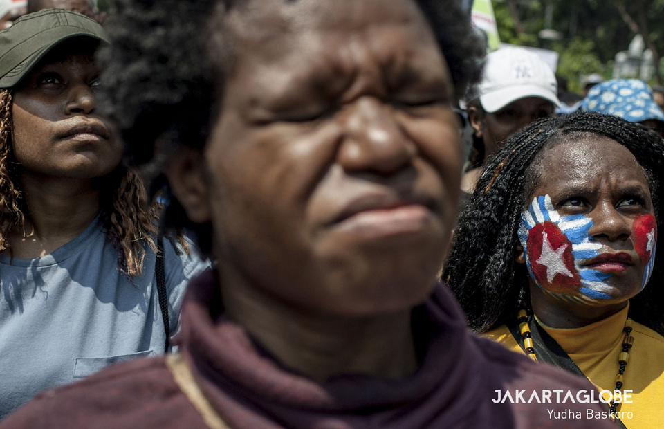 Protester cries when her friend gives oration about discrimination case in Surabaya (JG Photo/Yudha Baskoro)