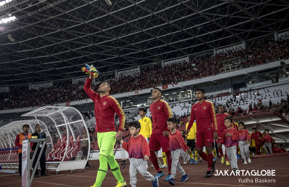 Goalkeeper Andritany Ardhiyasa leads the Indonesian side onto the field for the start of the match. (JG Photo/Yudha Baskoro) 