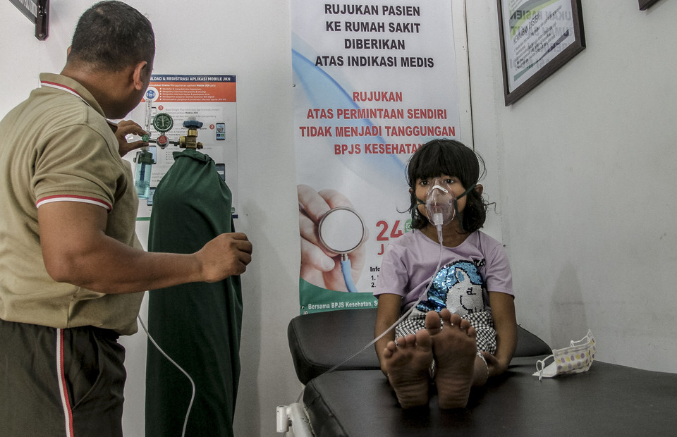 The Indonesian Army Medical Team provided oxygen assistance to a child who suffering from breathing problems due to smoke haze from the impact of the forest fire at the Kodim 0301 health post in Pekanbaru, Riau on Sunday (15/09). (Antara Photo/Rony Muharrman)