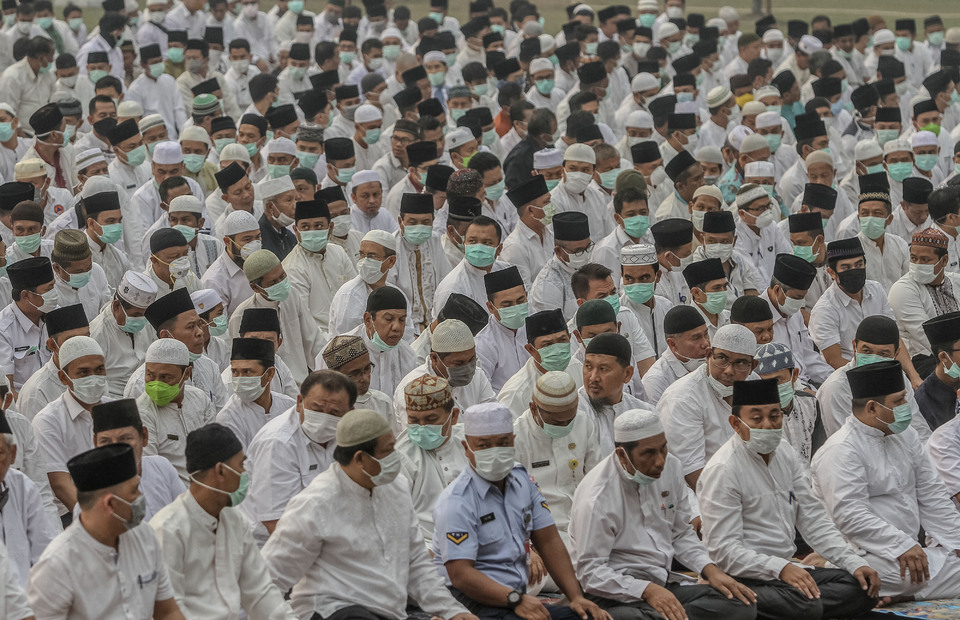 Muslim residents perform Istisqa (pray for rain) in front of Riau Governor Office Building in Pekanbaru, Riau on Wednesday (11/09). (Antara Photo/Rony Muharrman)