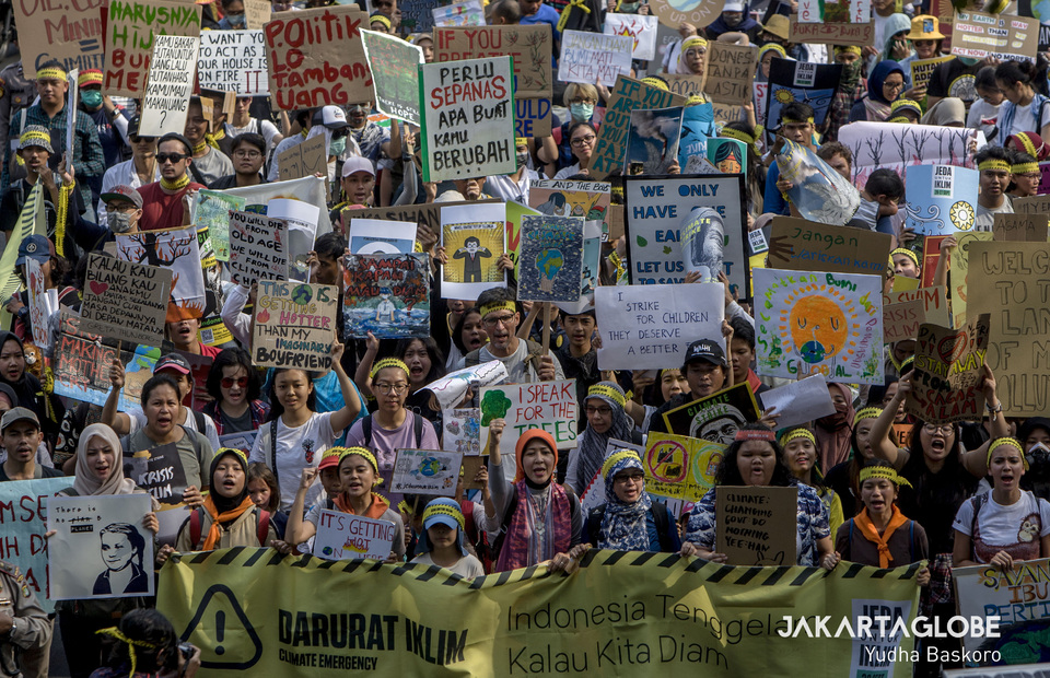 Hundreds of people in Jakarta occupy Jalan Merdeka Barat to join the global climate change protest on Friday (20/09). (JG Photo/Yudha Baskoro) 