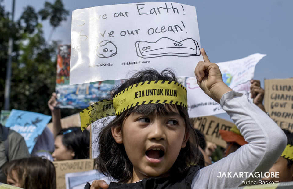 A young girl take to street during climate crisis protest in Central Jakarta as she was inspired by Swedish climate activist Greta Thunberg. (JG Photo/Yudha Baskoro)