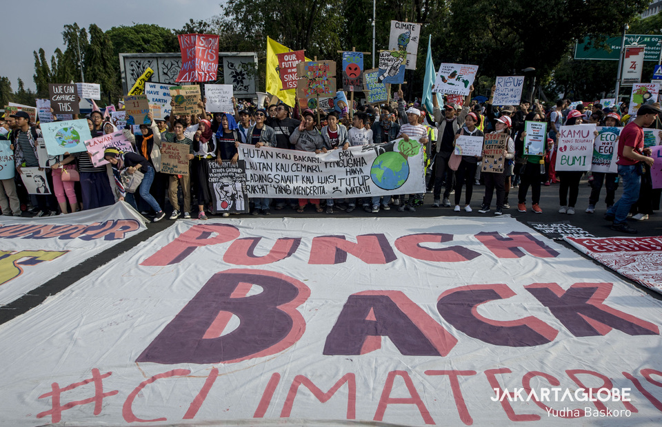 Students from various schools and communities join the global protest and spread the awareness through a jargon punch back climate crisis. (JG Photo/Yudha Baskoro)