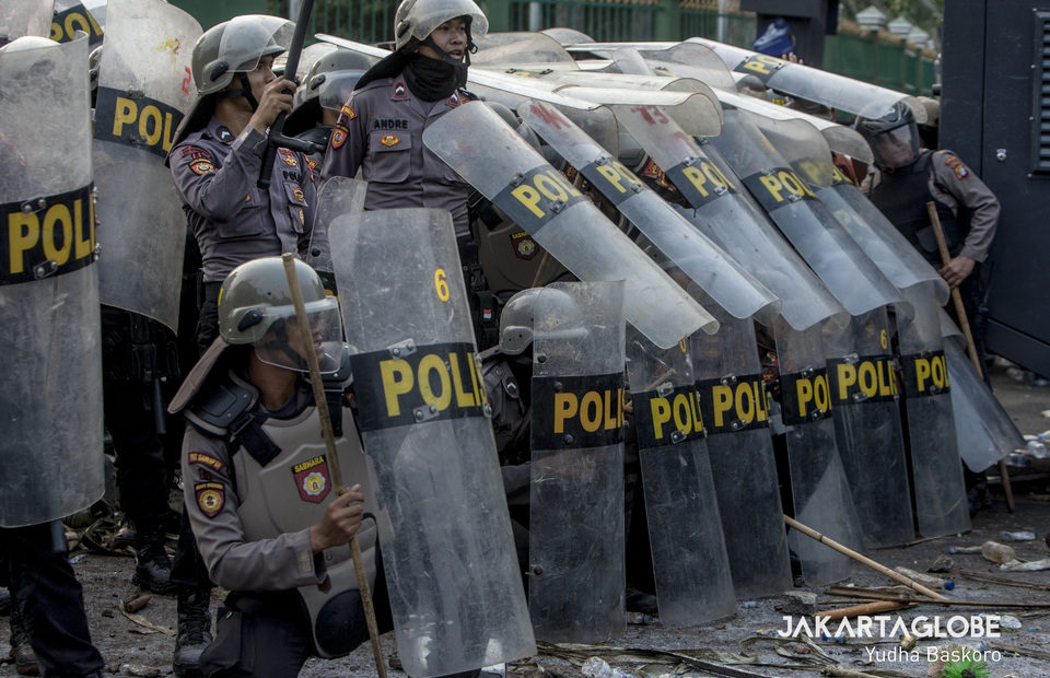 Police officers in full riot gear defend the legislative complex. (JG Photo/Yudha Baskoro) 