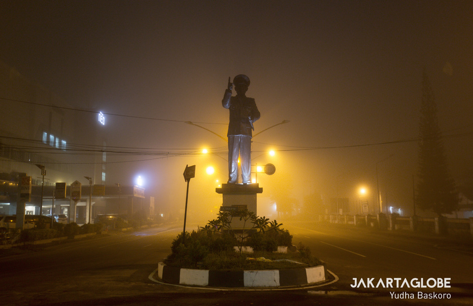 Tjilik Riwut Monument covered by haze due to forest fire in Palangka Raya on Thursday (03/10). (JG Photo/Yudha Baskoro)
