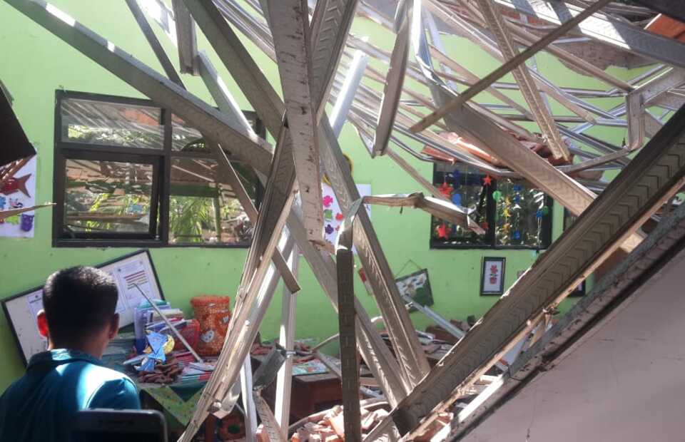Elementary School's Roof Collapses in East Java, Killing Teacher, Student