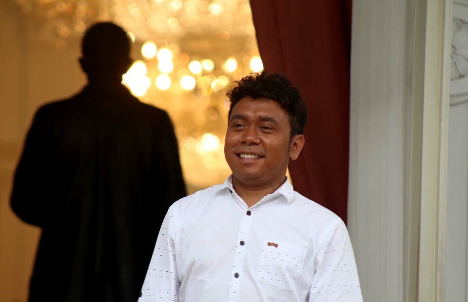 CEO Kitong Bisa, Billy Mambrasar saat diperkenalkan Presiden Joko Widodo sebagai staf khusus di beranda belakang Istana Merdeka, Jakarta, Kamis (21/11/2019). Presiden Joko Widodo