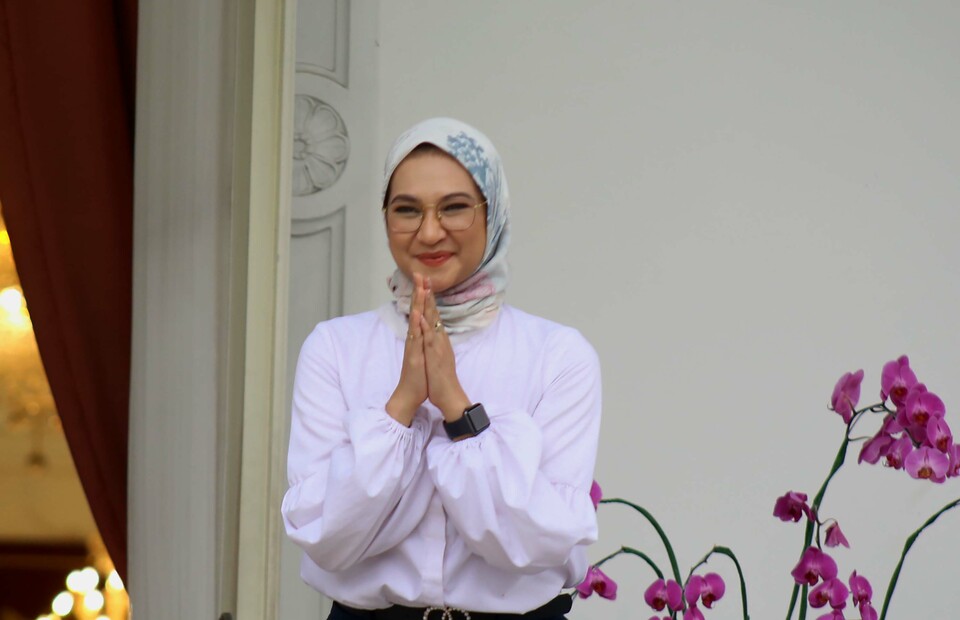 Aktivis disabilitas yang aktif bergerak di sociopreneur melalui Disable Enterprise, Angkie Yudistia diperkenalkan Presiden Joko Widodo sebagai staf khusus di beranda belakang Istana Merdeka, Jakarta, Kamis (21/11/2019). Presiden Joko Widodo