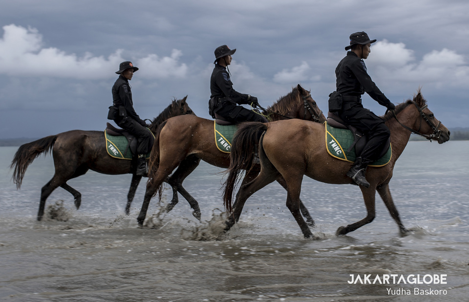 TWNC horse rangers conduct a tiger patrol on the beach. (JG Photo/Yudha Baskoro)