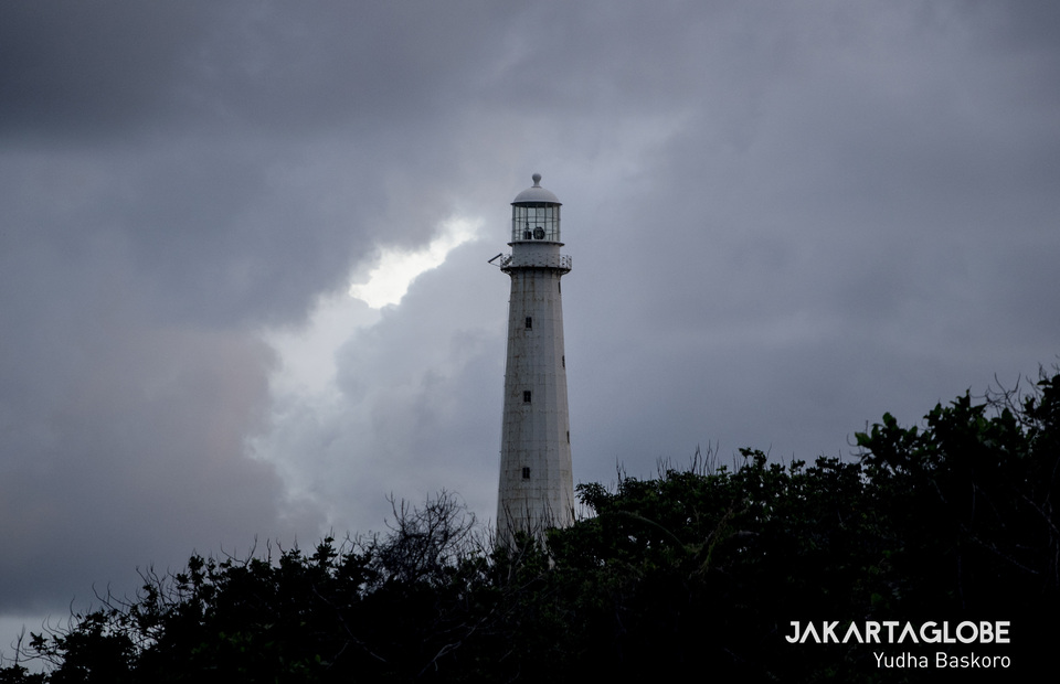 The lighthouse from the Dutch East Indies era became a patrol place
to see the current condition of the forest, beach marine area at Tambling Wildlife Nature Conservation. (JG Photo/Yudha Baskoro)