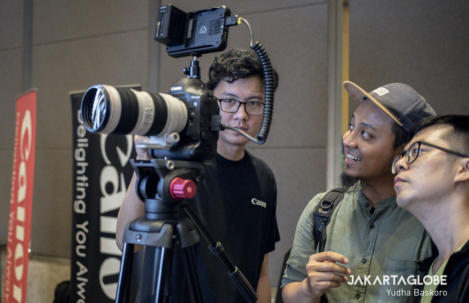 pt. Datascrip personnel explains the new Canon EOS 1D X Mark III to visitors. (JG Photo/Yudha Baskoro)