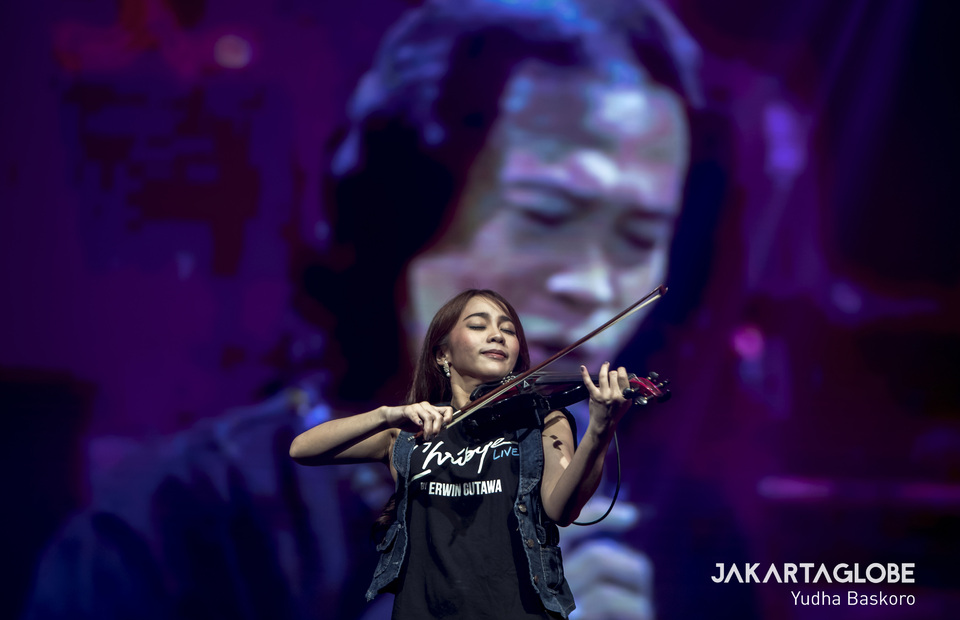 A violist from Erwin Gutawa band plays a song during Chrisye Live performance in Java Jazz 2020. (JG Photo/Yudha Baskoro)