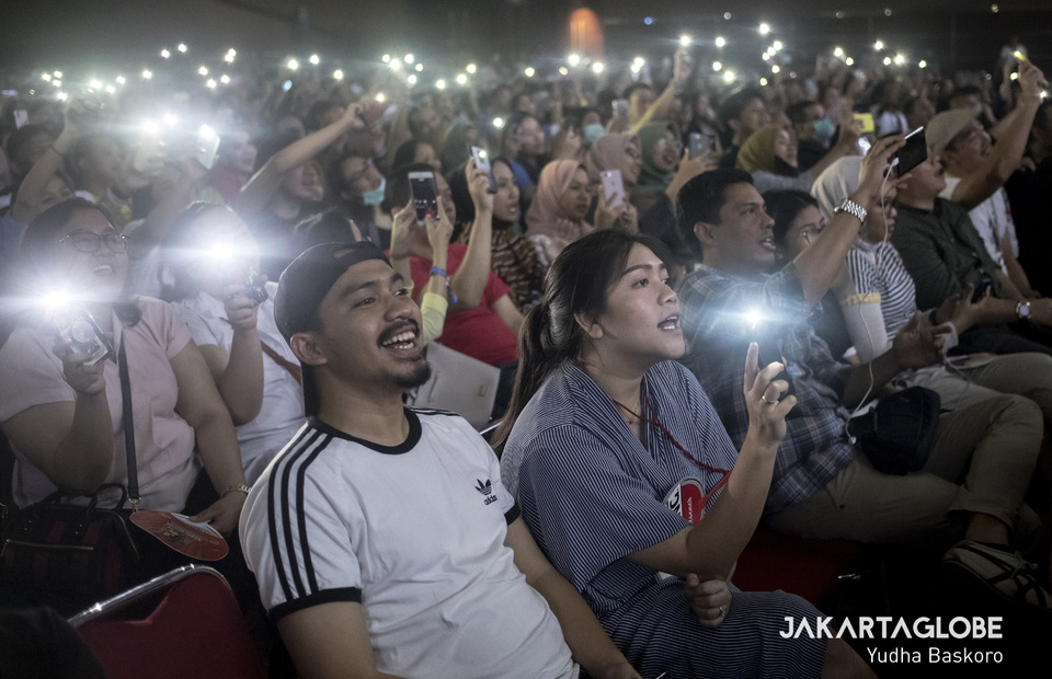 The audience sing Kisah Cintaku during Chrisye Live performance by Erwin Gutawa. (JG Photo/Yudha Baskoro)