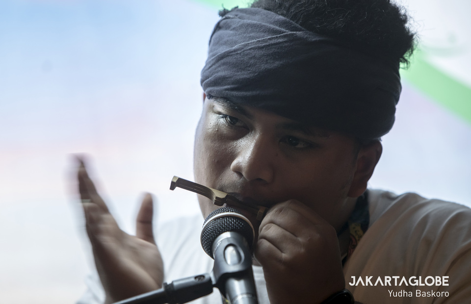 Wisnu Herlambang, a traditional music enthusiast plays Karinding, a bamboo made wind instrument from West Java in Java Jazz 2020. (JG Photo/Yudha Baskoro)