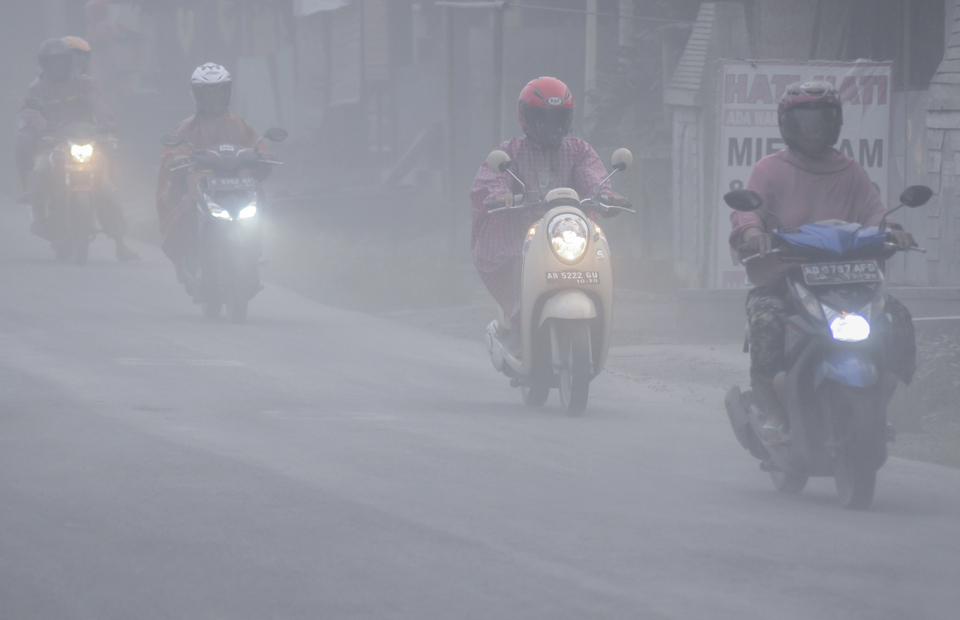 Motocyclist passes through Mount Merapi vulcanic ashes in Mojosongo, Boyolali, Central Java on Tuesday (03/03). (Antara Photo/Aloysius Jarot Nugroho)