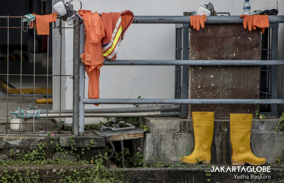 Used protective gear are dried in the sun at Halim Perdanakusuma Airforce Base in East Jakarta on Monday (23/03). (JG Photo/Yudha Baskoro)