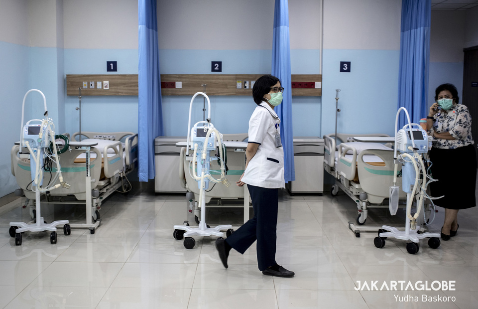 Two doctors stand inside ICU room of COVID-19 hospital in Lippo Mall Mampang, South Jakarta on Monday (30/03). (JG Photo/Yudha Baskoro)