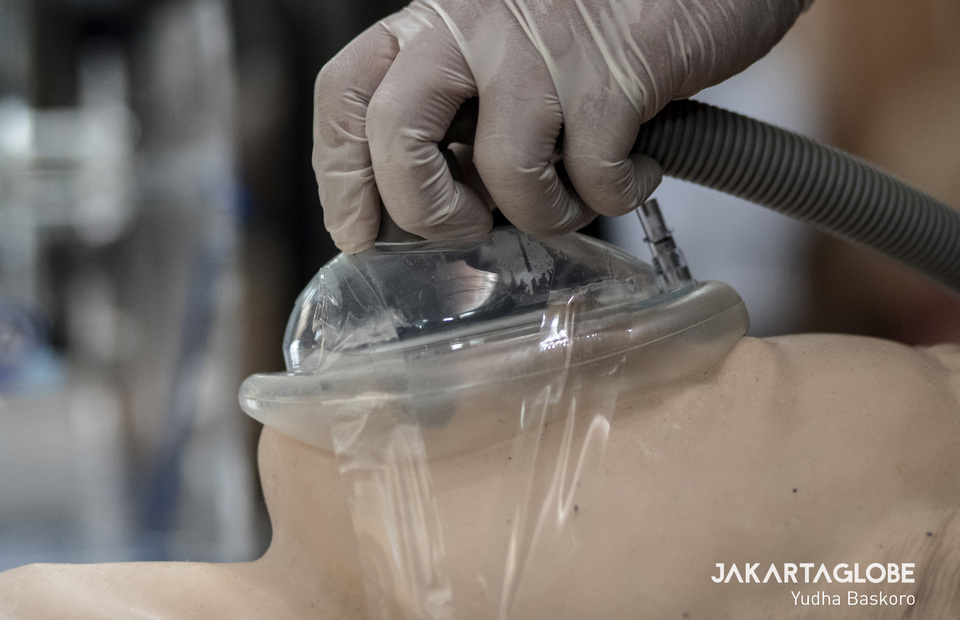 A worker demonstrates emergency ventilator on a respiratory mannequin . (JG Photo/Yudha Baskoro)