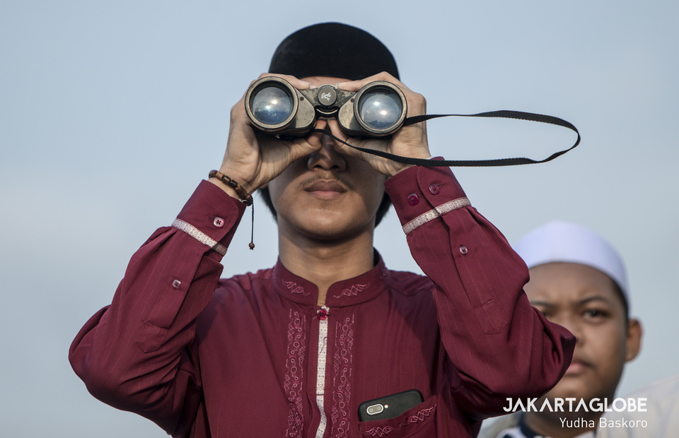 A muslim scholar observe the crescent moon through a binocular. (JG Photo/Yudha Baskoro)