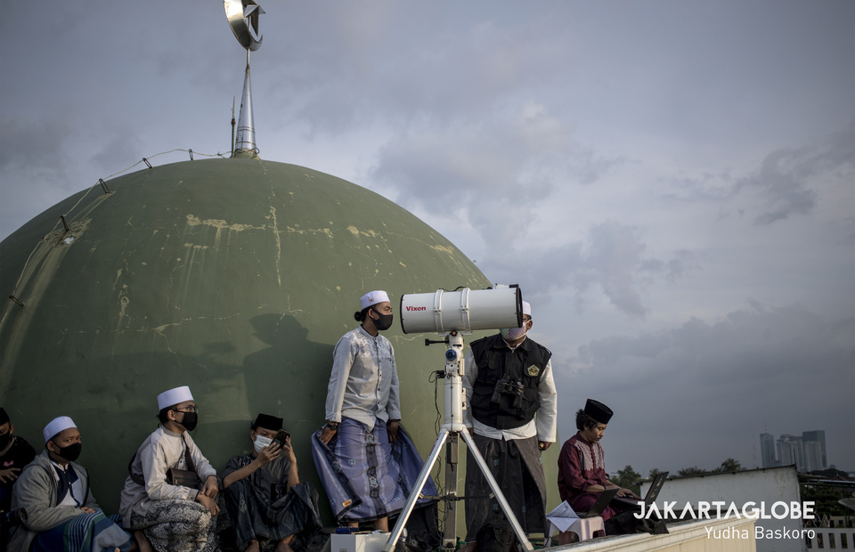 Muslim clerics from Al-Hidayah Basmol Islamic Boarding School, observes the position of the moon, called 'hilal,' at Al Musariin mosque in West Jakarta, on Thursday (23/04). (JG Photo/Yudha Baskoro)