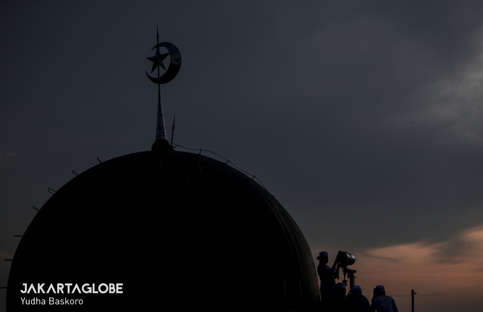 The dawn during hilal observation in West Jakarta on Thursday (23/04). (JG Photo/Yudha Baskoro)