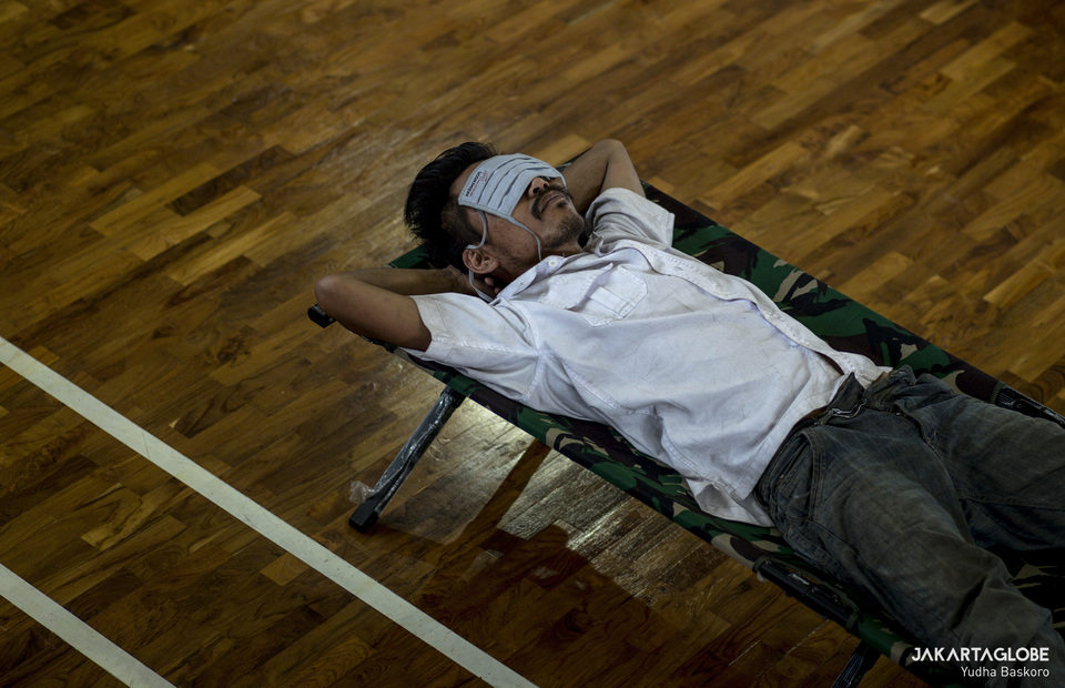 A homeless sleeps inside the Ciracas sport hall. (JG Photo/Yudha Baskoro)