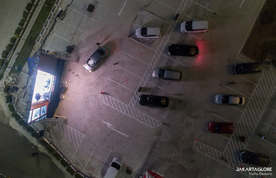 Cars do physical distancing at a parking lot. (JG Photo/Yudha Baskoro)