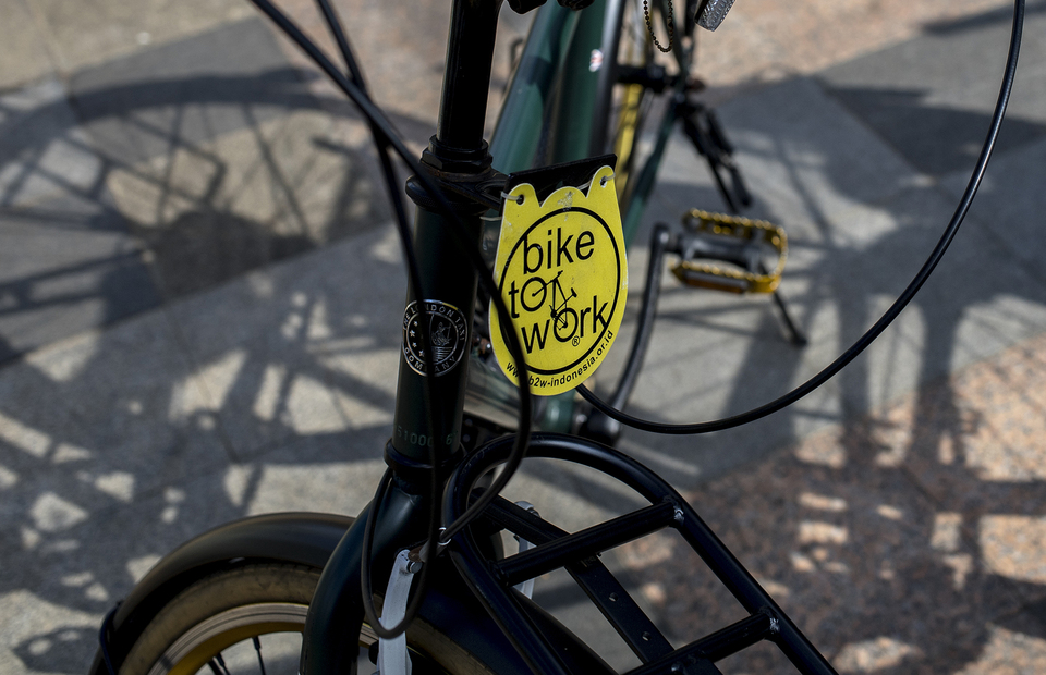 Bike to work sticker is attached on a bike. (JG Photo/Yudha Baskoro)