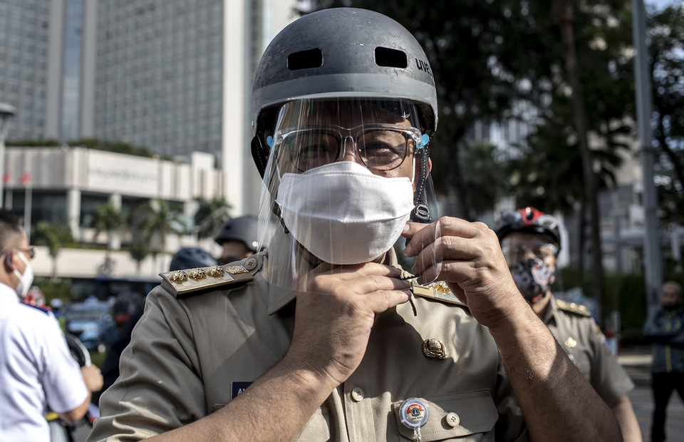 The Jakarta Governor, Anies Baswedan puts his cycling helmets on. (JG Photo/Yudha Baskoro)