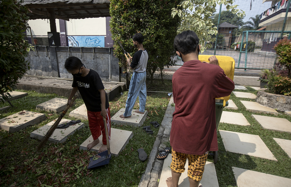 Santri clean the boarding school environment in Tangerang, Banten on Thursday (18/06). (JG Photo/Yudha Baskoro)