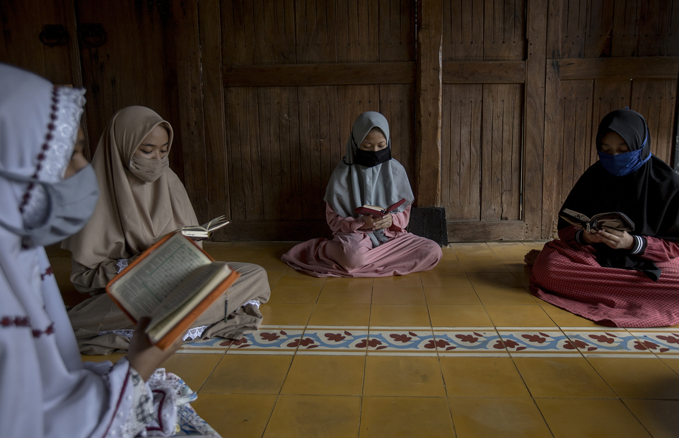 Female santris read Quran inside a mushola in An Nuqthah Islamic Boarding School in Tangerang, Banten on Thursday (18/06). (JG Photo/Yudha Baskoro)