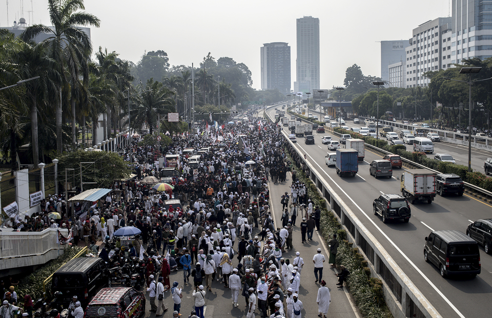 Hundred of people from various Islamic organization were seen during Pancasila Ideology Guidelines protest in front of national legislative complex in Senayan, Central Jakarta, on Wednesday (24/06). (JG Photo/Yudha Baskoro)