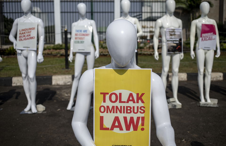 A mannequin carries a placard with a message to say no to omnibus law during protest in front of House of Representative building at Central Jakarta on Monday (29/06). (JG Photo/Yudha Baskoro)
