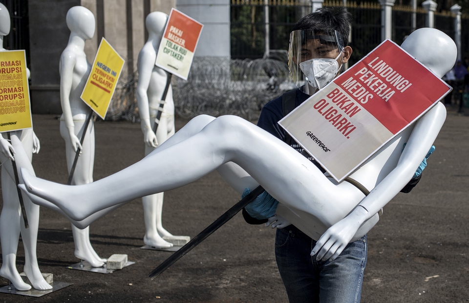 An activis brings a mannequin with a placard protesting about fair work condition for medical worker during protest in front of House of Representative building at Central Jakarta on Monday (29/06). (JG Photo/Yudha Baskoro)