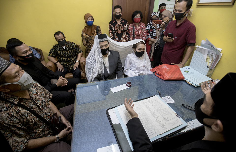 The couple wedding vow inside the Office of Religion Affairs in Cilandak, South Jakarta on Tuesday (01/07). (JG Photo/Yudha Baskoro)