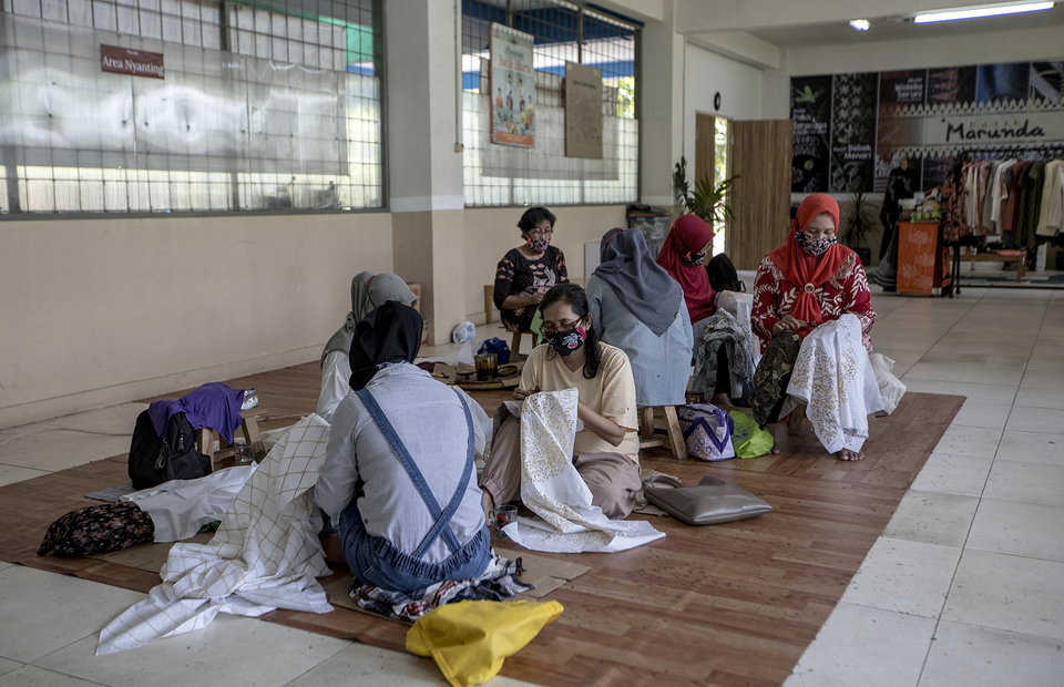 Batik artisans work at the Nyanting Area inside Rusun Marunda, North Jakarta on Wednesday (01/07). (JG Photo/Yudha Baskoro)