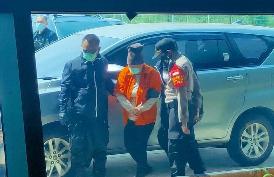 Graft fugitive Maria Pauline Lumowa, dressing in orange criminal supect suit, walks on the apron of the Soekarno-Hatta Airport in Tangerang, Banten, on July 9, 2020, after an overnight flight from Serbia. (B1 Photo/Emral Firdiansyah)