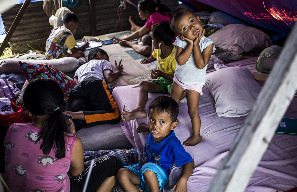 Children are seen inside makeshift tent at Kampung Bandan, North Jakarta on Monday (20/07). (JG Photo/Yudha Baskoro)