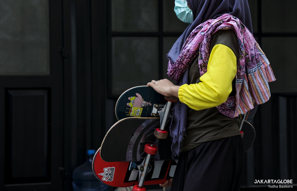 A babysitter brings three skate board during training at Duren Tiga, South Jakarta on Wednesday (05/08). (JG Photo/Yudha Baskoro)