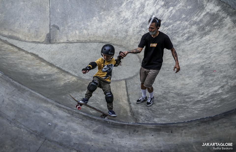 A young skater practices to ride inside the skate bowl at Duren Tiga, South Jakarta on Wednesday (05/08). (JG Photo/Yudha Baskoro)