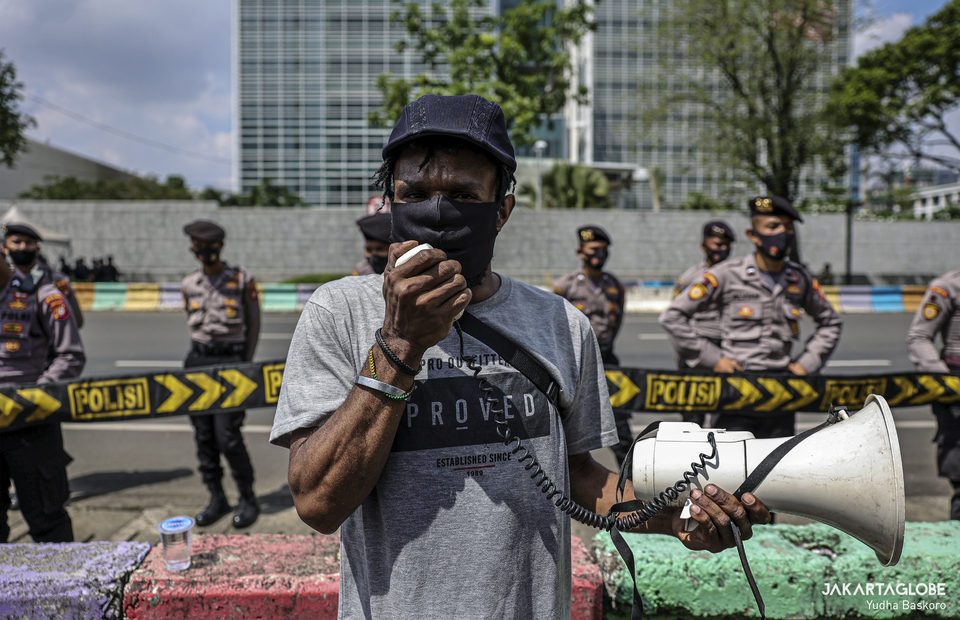 Papuan activist gives an oration in front of police baricade during a protest outside the United States Embassy in Central Jakarta on Saturday (15/08). (JG Photo/Yudha Baskoro)