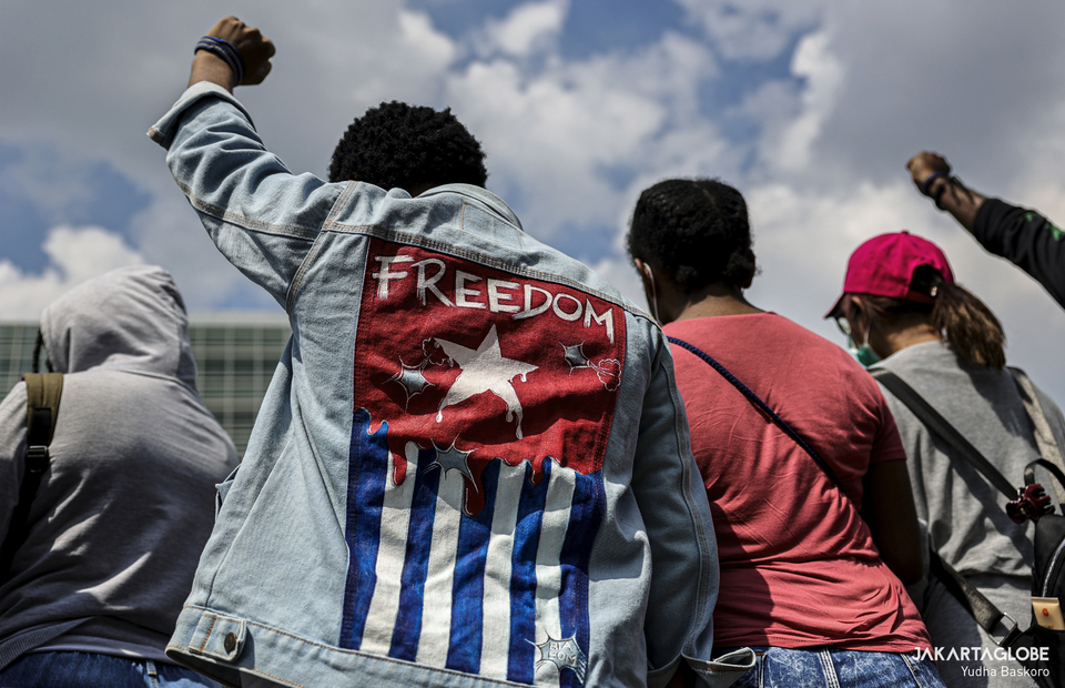 Papuan activist wears a jacket that read freedom West Papua during a protest outside the United States Embassy in Central Jakarta on Saturday (15/08). (JG Photo/Yudha Baskoro)