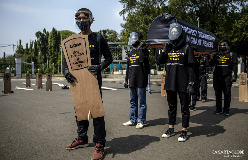 Protesters carry coffin as they perform theatrical action during protest at Aspiration Park in front of National Monument, Central Jakarta on Thursday (27/08). (JG Photo/Yudha Baskoro)