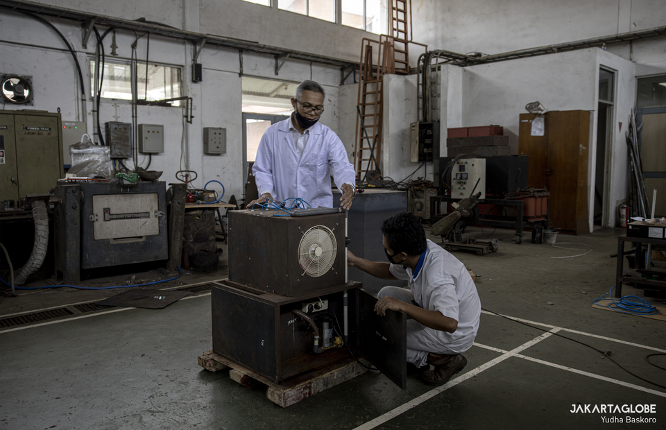 LIPI researcher Nurul Taufiqu Rochman shows a prototype of COVID-19 air purifier at LIPI