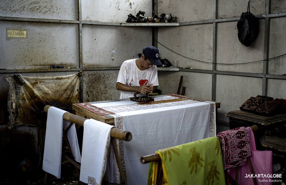 A batik artisan makes a wax-stamped batik fabric inside a workshop in Cilandak, South Jakarta on Friday (02/10). (JG Photo/Yudha Baskoro)