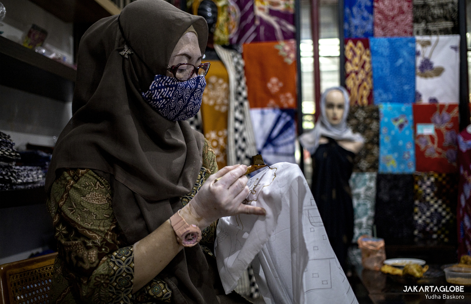 A woman with hearing loss draws a batik patterns inside a workshop in Rumah Batik Palbatu, in Tebet, South Jakarta on Friday (02/10). (JG Photo/Yudha Baskoro)