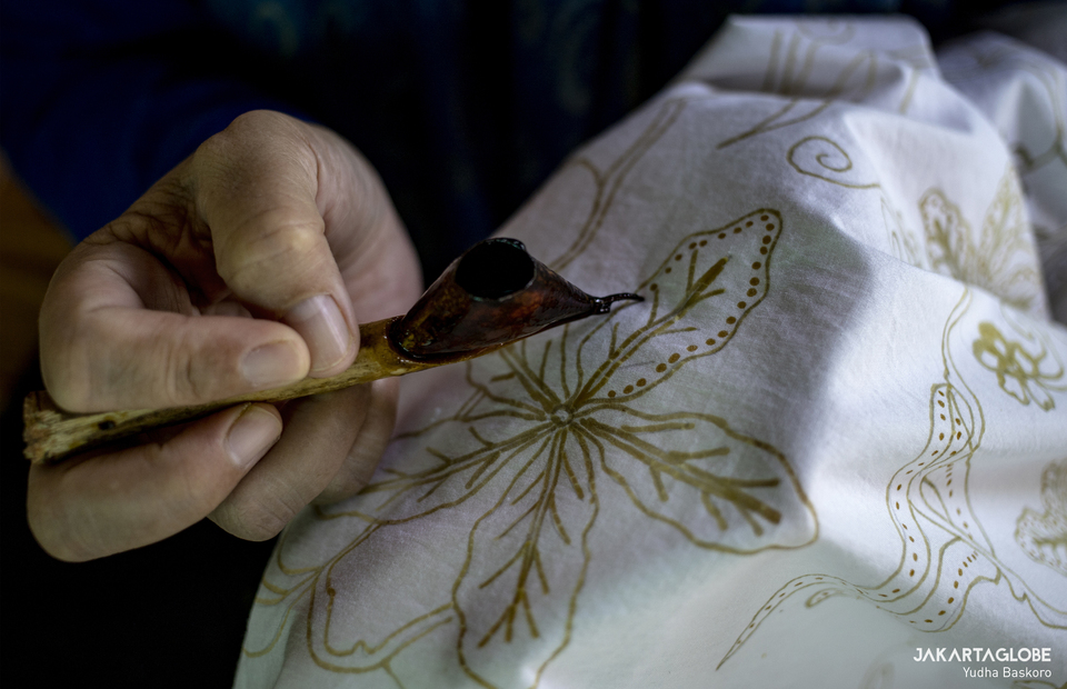 A woman draw a batik in Batik Betawi Terogong workshop in Cilandak, South Jakarta on Friday (02/10). (JG Photo/Yudha Baskoro)