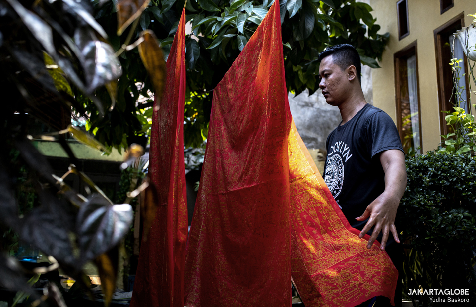 A man dries a batik fabric in Batik Betawi Terogong workshop in Cilandak, South Jakarta on Friday (02/10). (JG Photo/Yudha Baskoro)