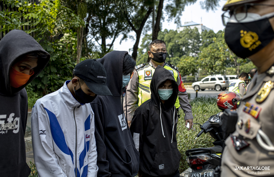 Police detained some students who held a motocycle march to national legislative complex in Senayan, Central Jakarta on Wednesday (07/10). (JG Photo/Yudha Baskoro)